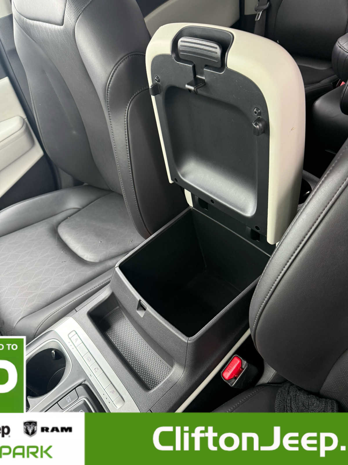 Used 2024 Kia Carnival LX image 22