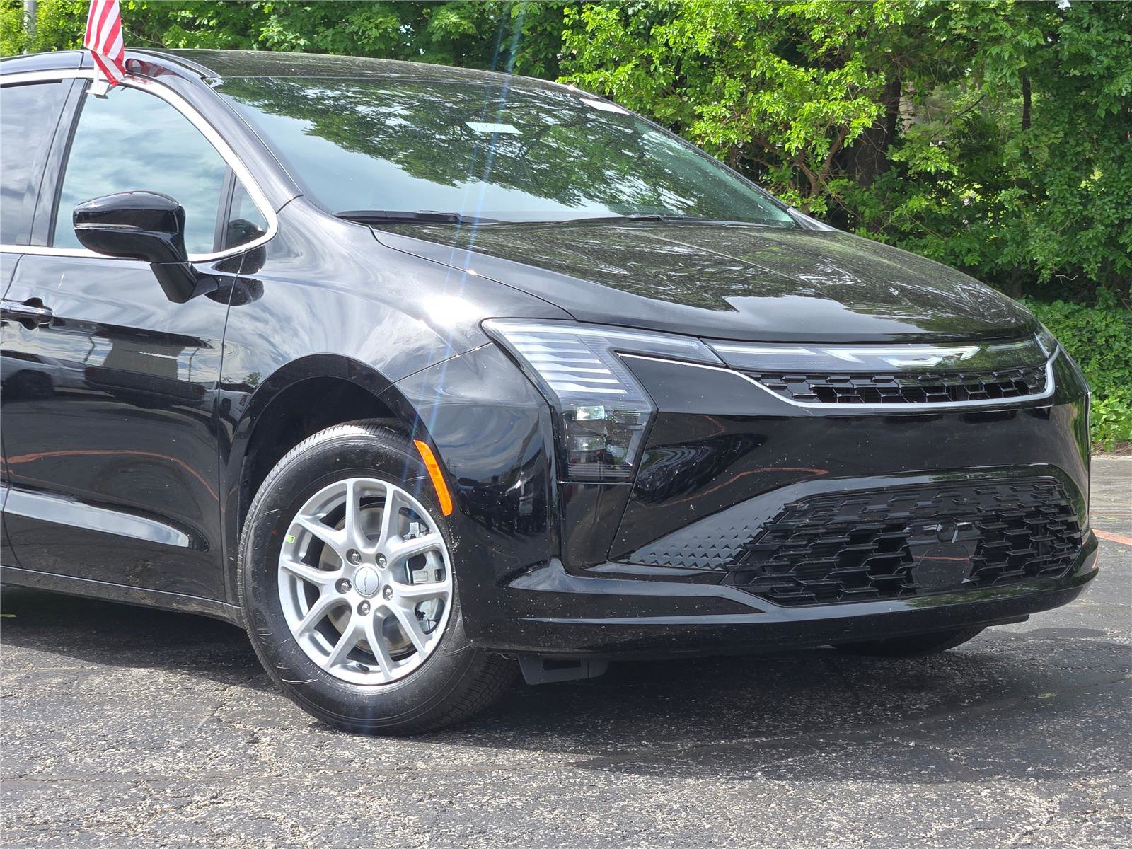New 2027 Chrysler Pacifica Select FWD image 2