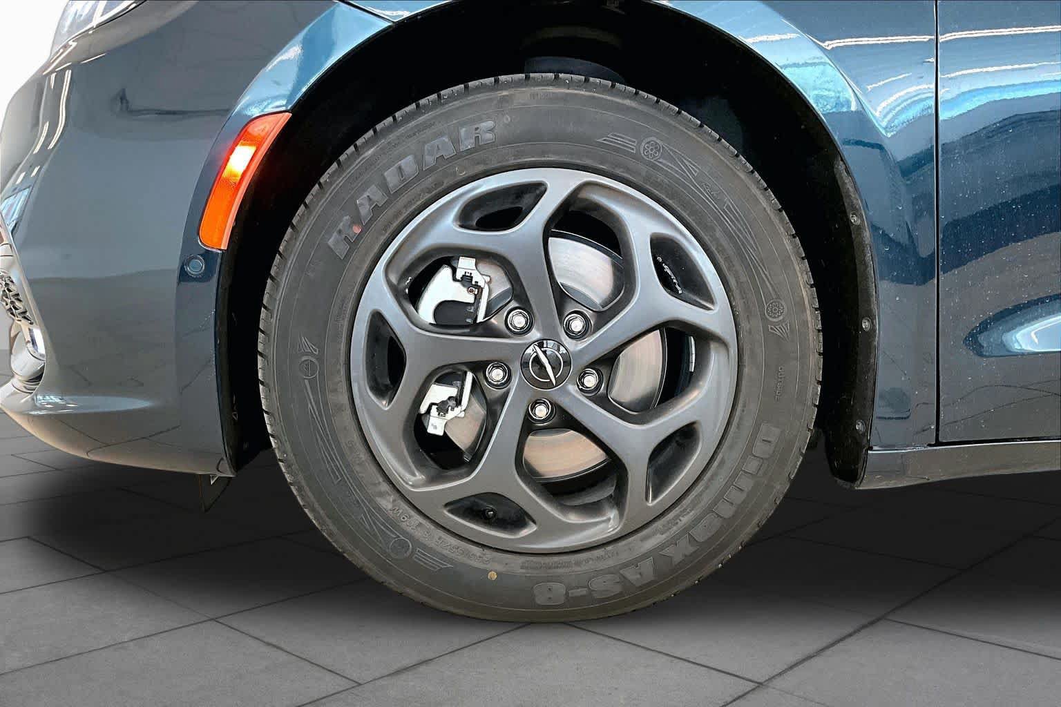 Used 2022 Chrysler Pacifica Touring-L w/ Uconnect Theater Family Group FWD image 10