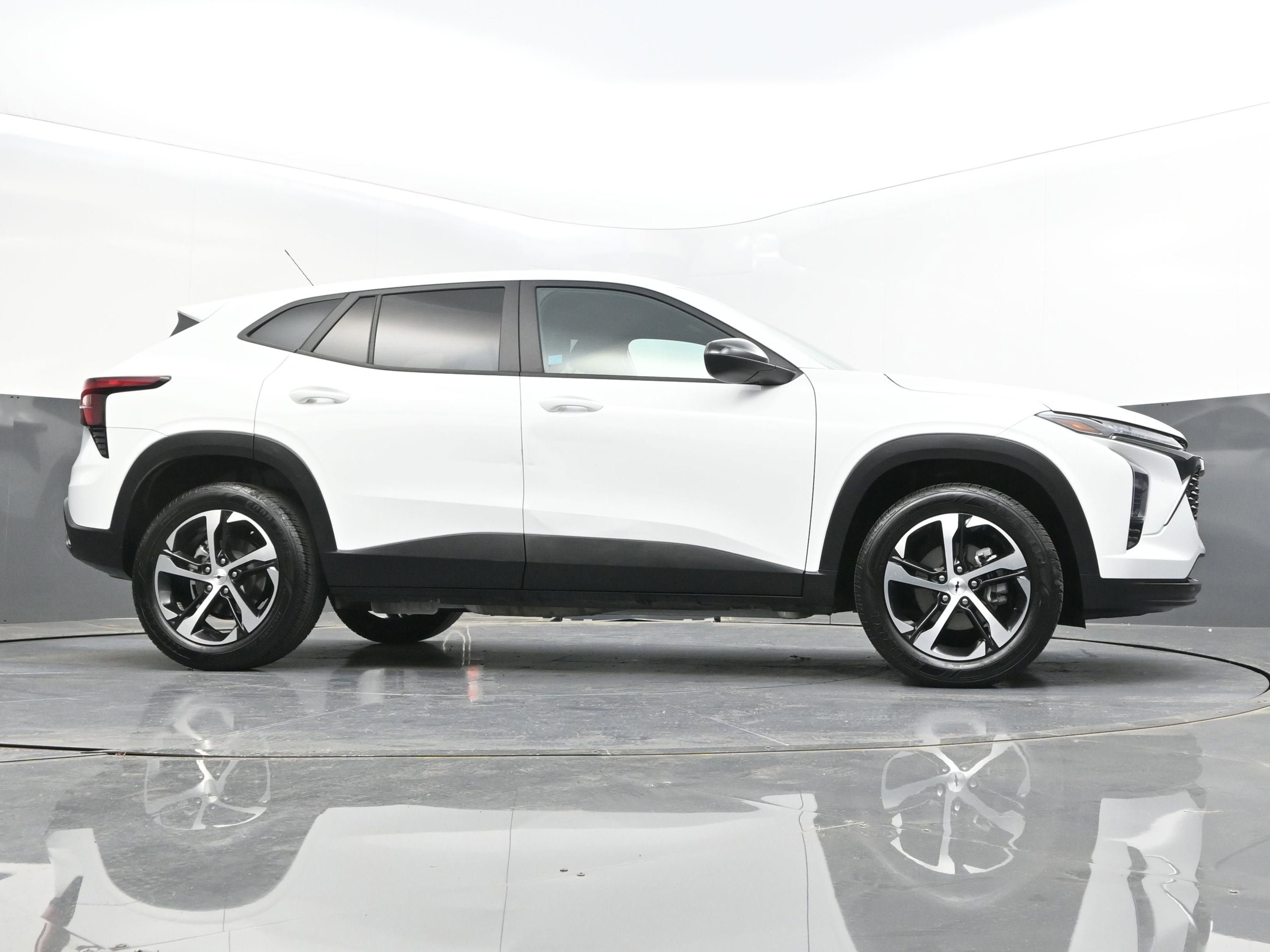 Used 2025 Chevrolet Trax RS w/ Sunroof Package FWD image 43