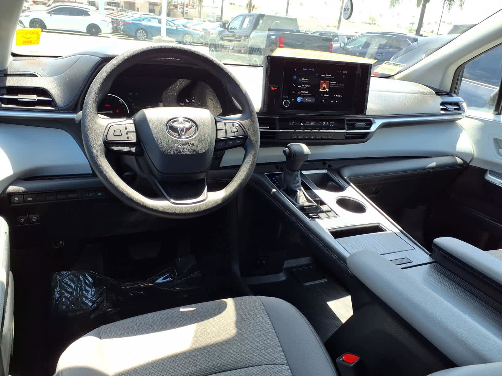 Certified 2025 Toyota Sienna LE FWD image 9