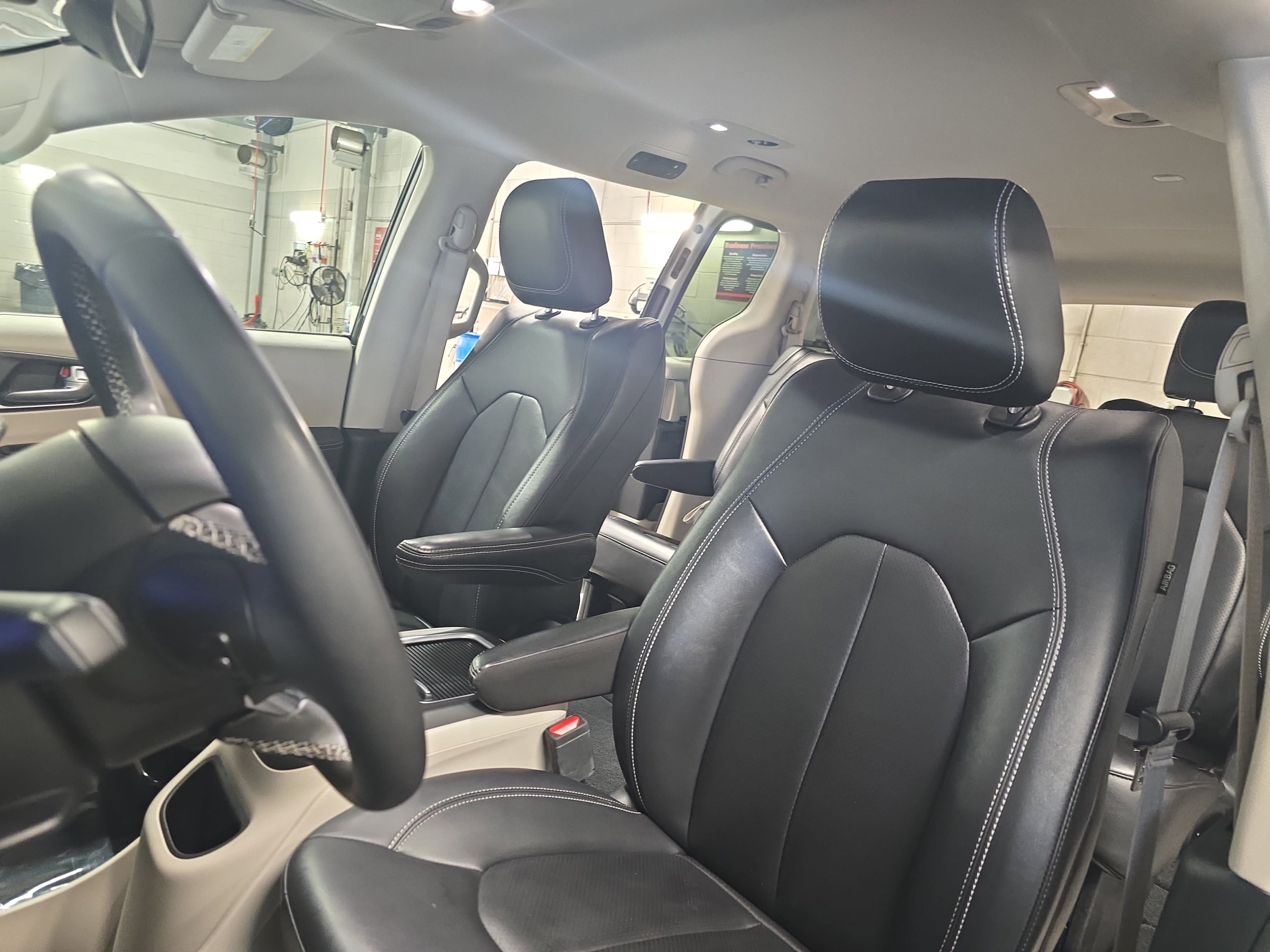 Used 2024 Chrysler Pacifica Touring-L image 14