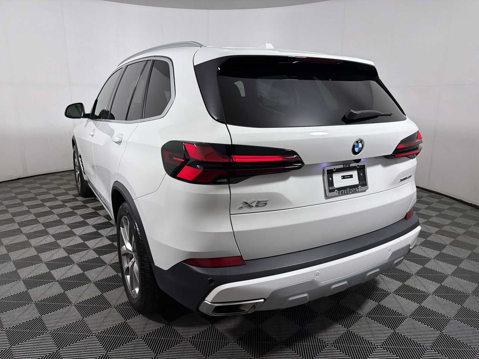 Used 2024 BMW X5 xDrive40i w/ Parking Assistance Package AWD/4WD image 5