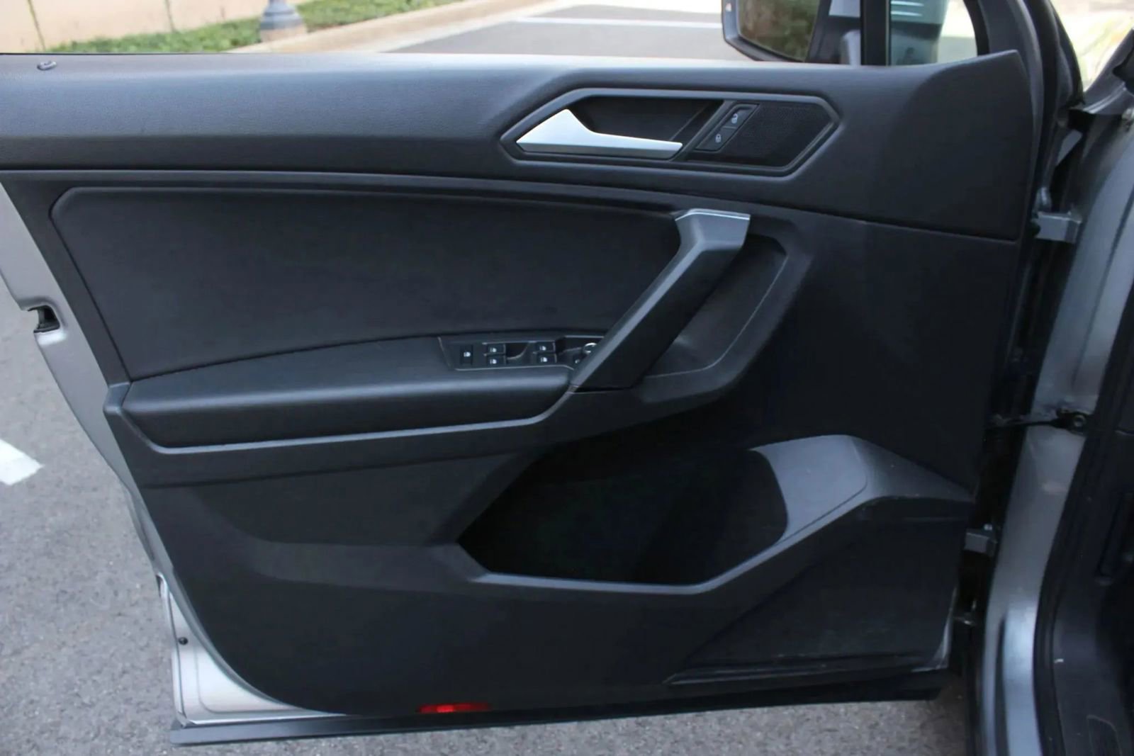 Used 2019 Volkswagen Tiguan SE w/ Panoramic Sunroof Package AWD/4WD image 15