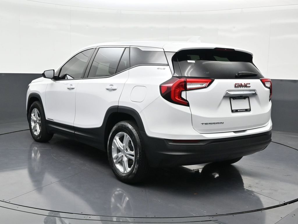 Used 2024 GMC Terrain SLE image 3