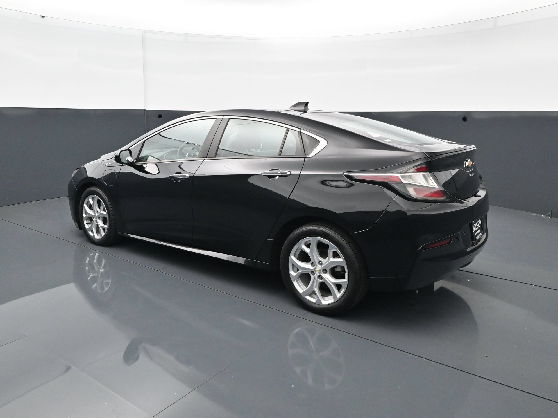 Used 2017 Chevrolet Volt Premier FWD image 4