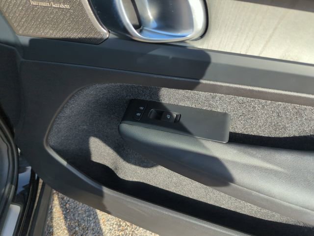 Used 2024 Volvo XC40 B5 Ultimate image 34