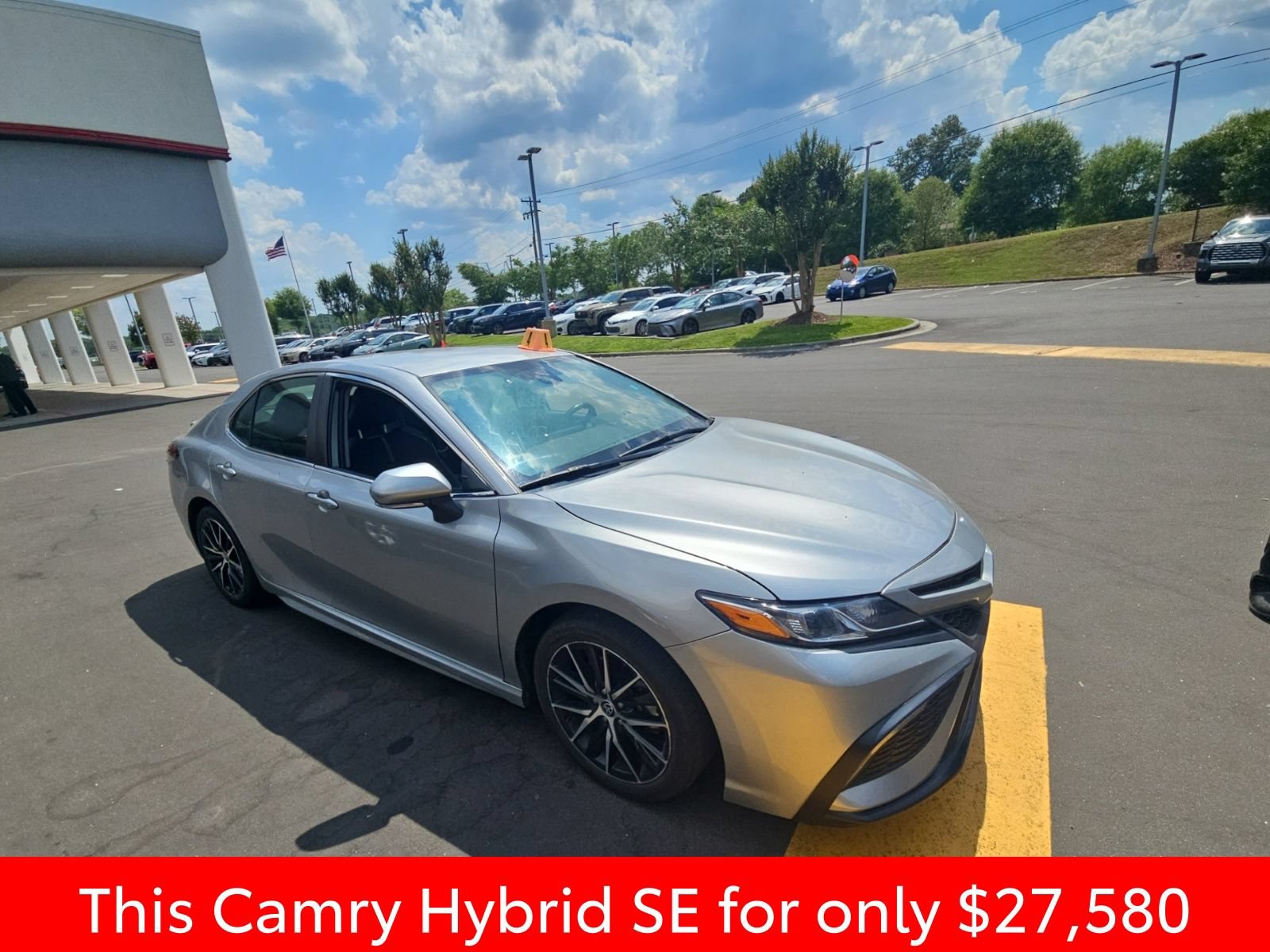 Used 2023 Toyota Camry SE FWD image 3