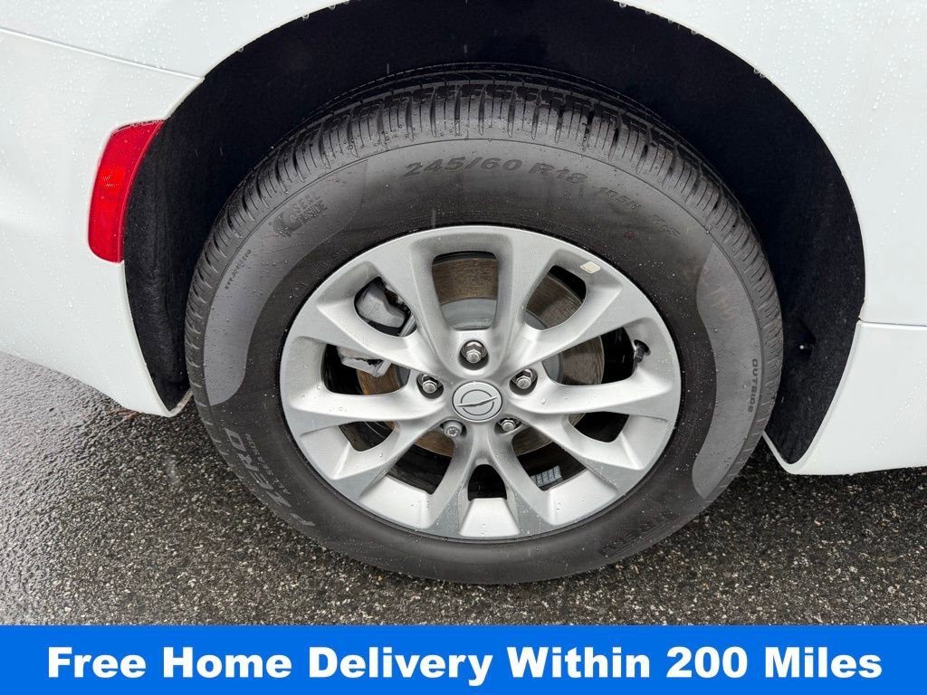 Used 2026 Chrysler Pacifica Select image 13