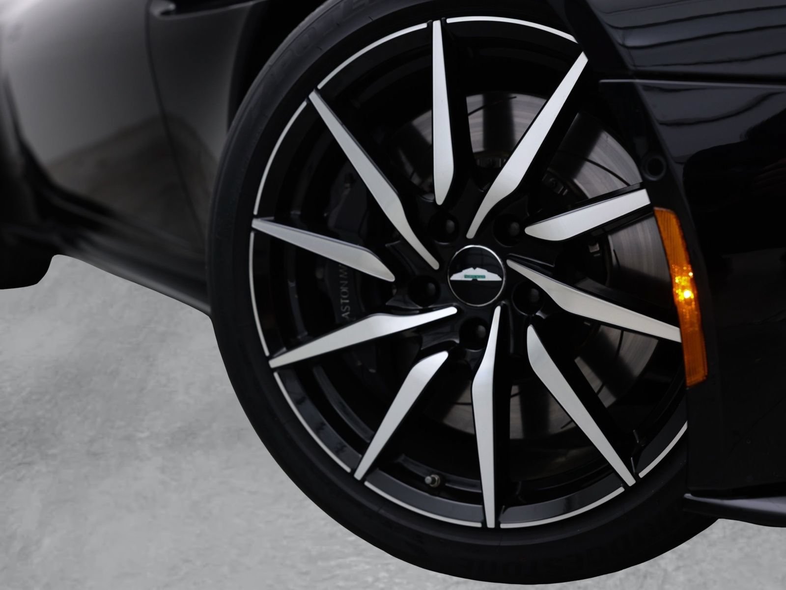 Used 2018 Aston Martin DB11 V12 RWD image 8