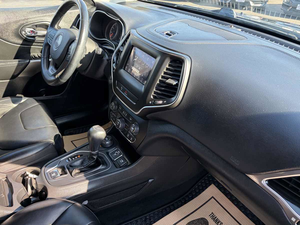 Used 2020 Jeep Cherokee Latitude Plus w/ Cold Weather Group AWD/4WD image 31