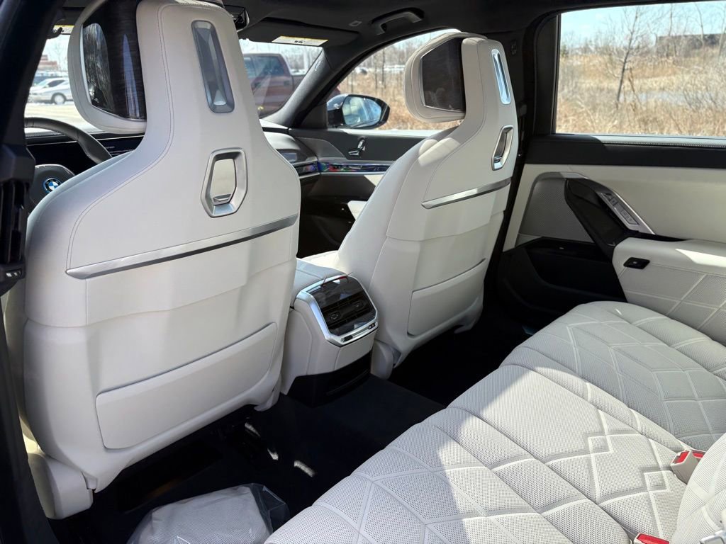 Used 2025 BMW i7 xDrive60 w/ Premium Package image 20