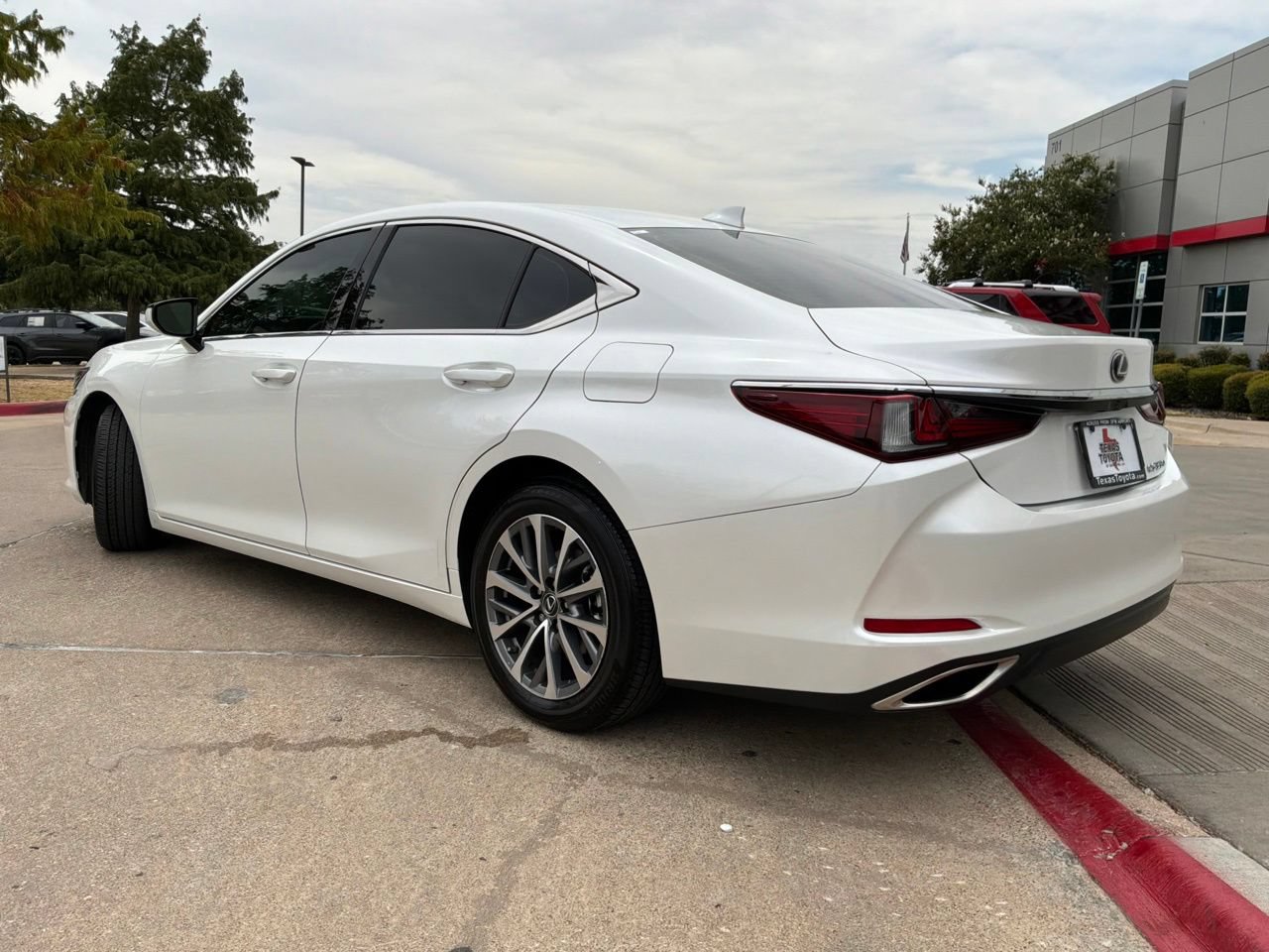 Used 2025 Lexus ES 350 w/ Accessory Package (Z1) FWD image 8
