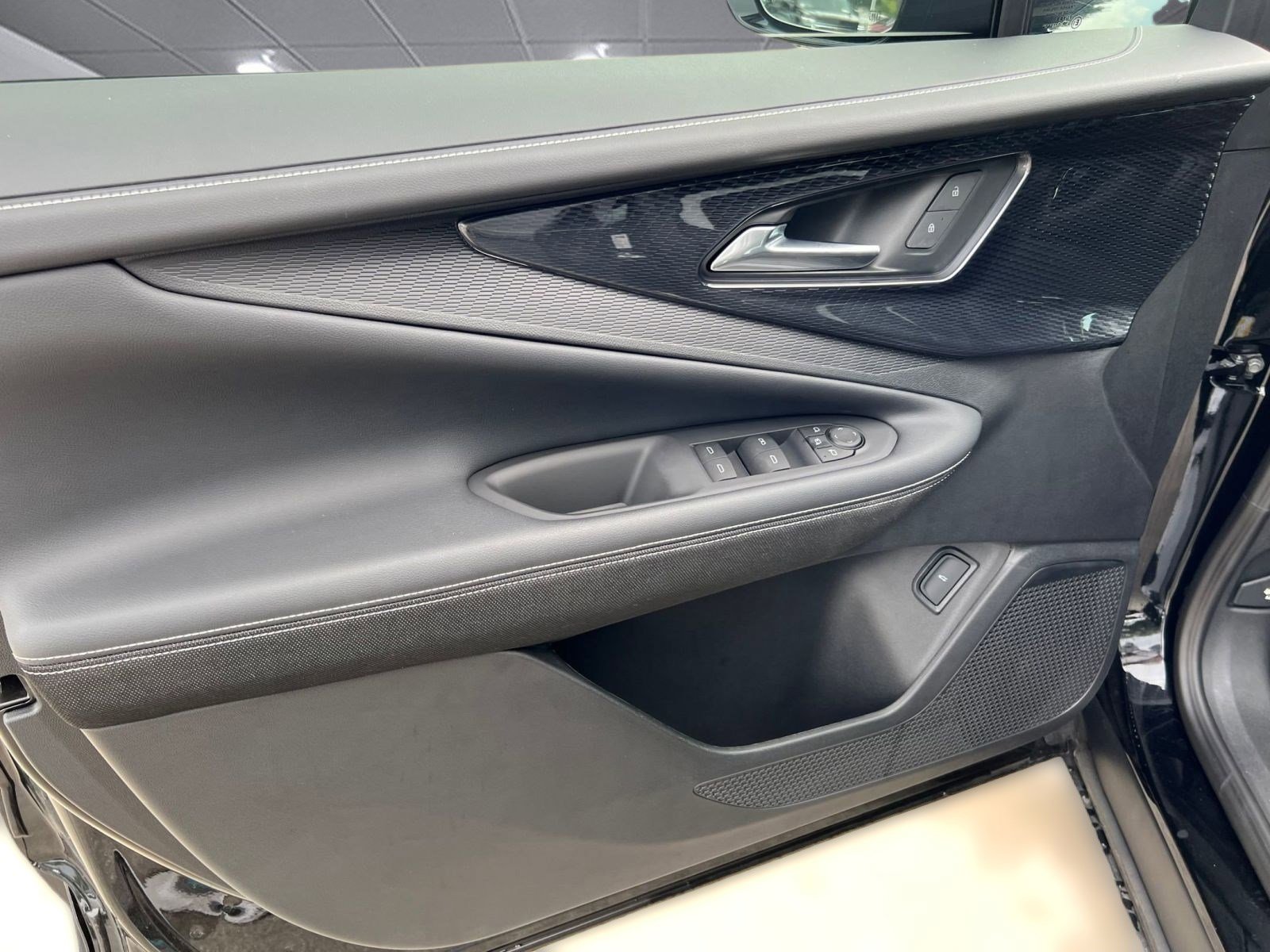 New 2025 Chevrolet Blazer EV LT image 12