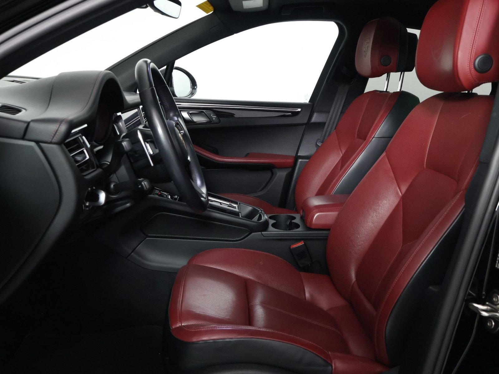 Certified 2023 Porsche Macan AWD/4WD image 5