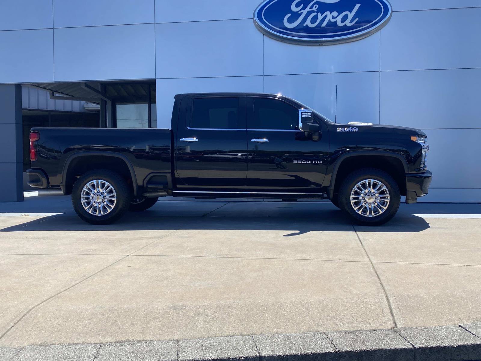 Used 2023 Chevrolet Silverado 3500 High Country AWD/4WD image 3