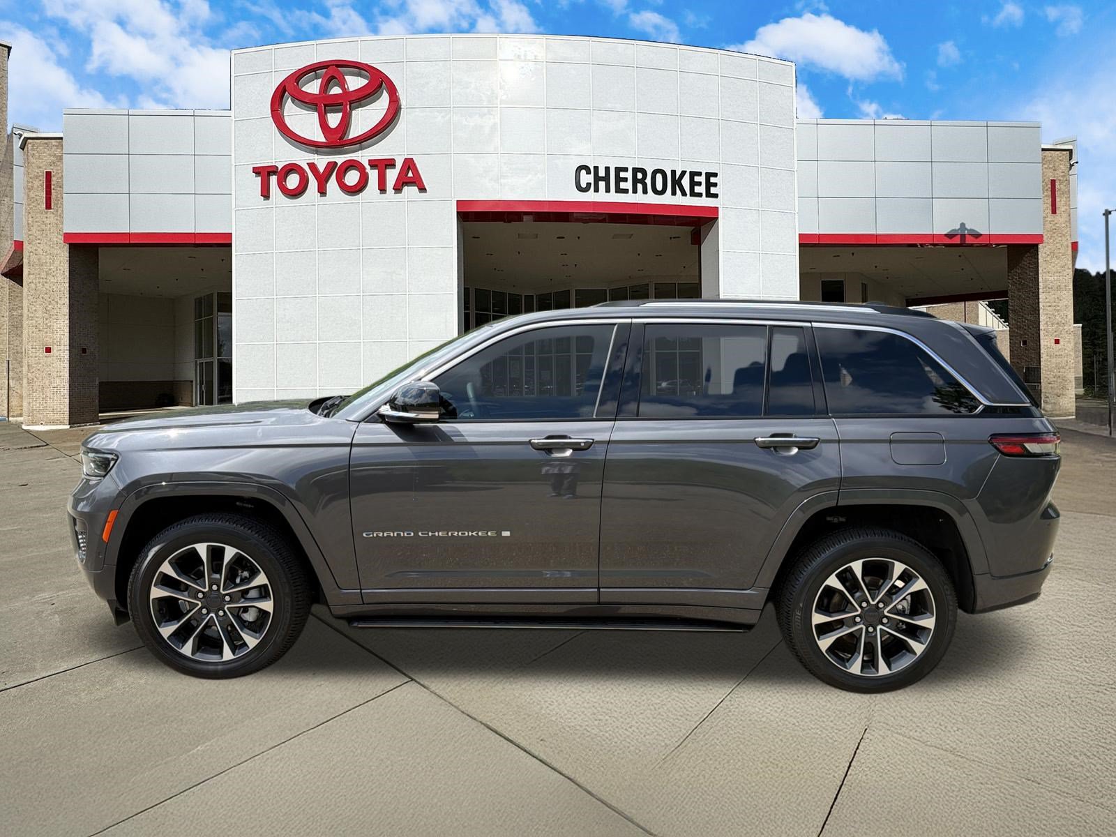 Used 2023 Jeep Grand Cherokee Overland AWD/4WD image 8