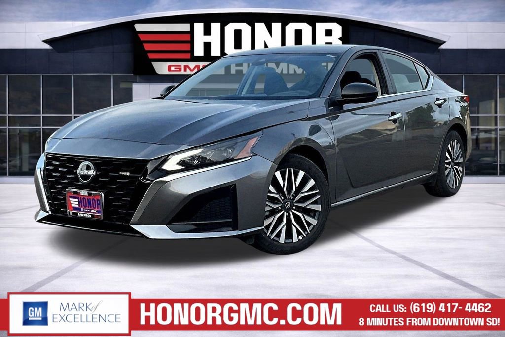 Used 2025 Nissan Altima 2.5 SV FWD image 3