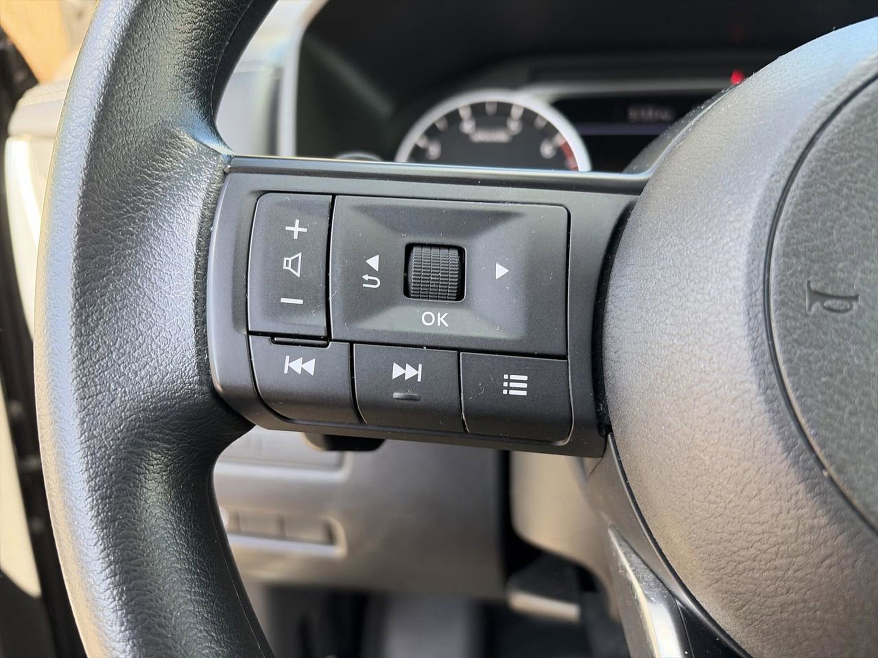 Used 2023 Nissan Rogue S image 12