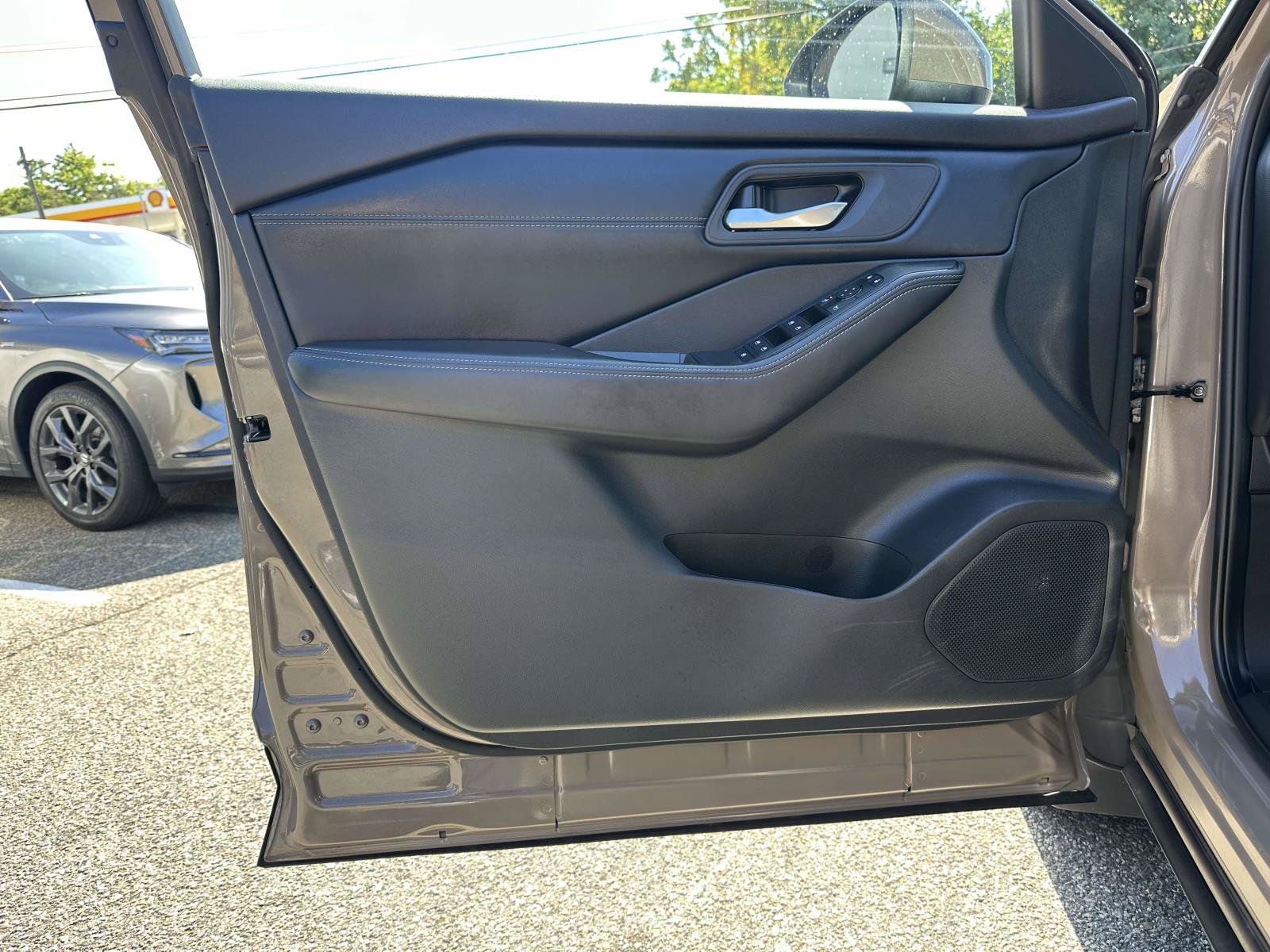 Used 2024 Nissan Rogue SV w/ SV Premium Package AWD/4WD image 12