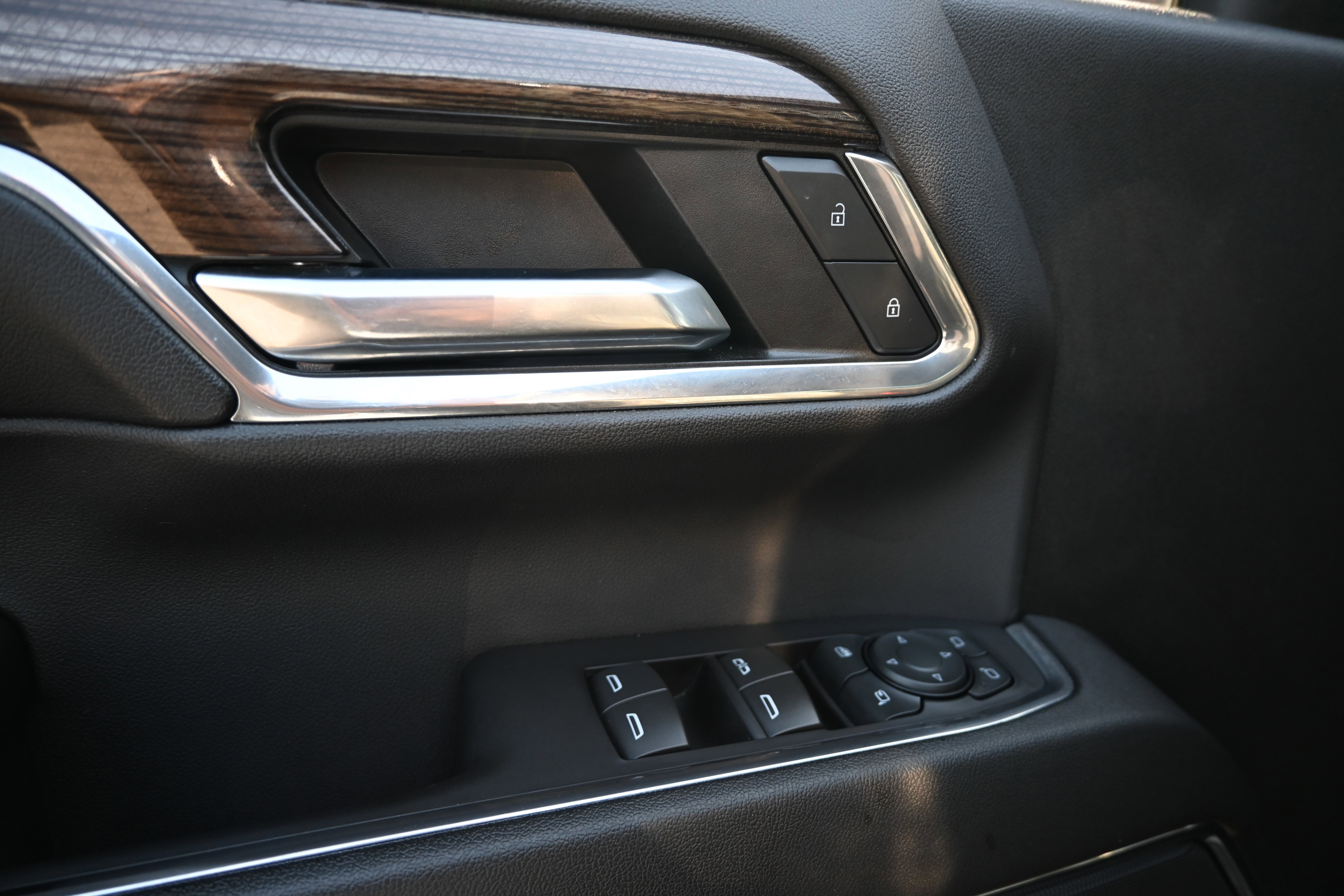 Used 2024 Chevrolet Silverado 2500 LT w/ Midnight Edition image 16