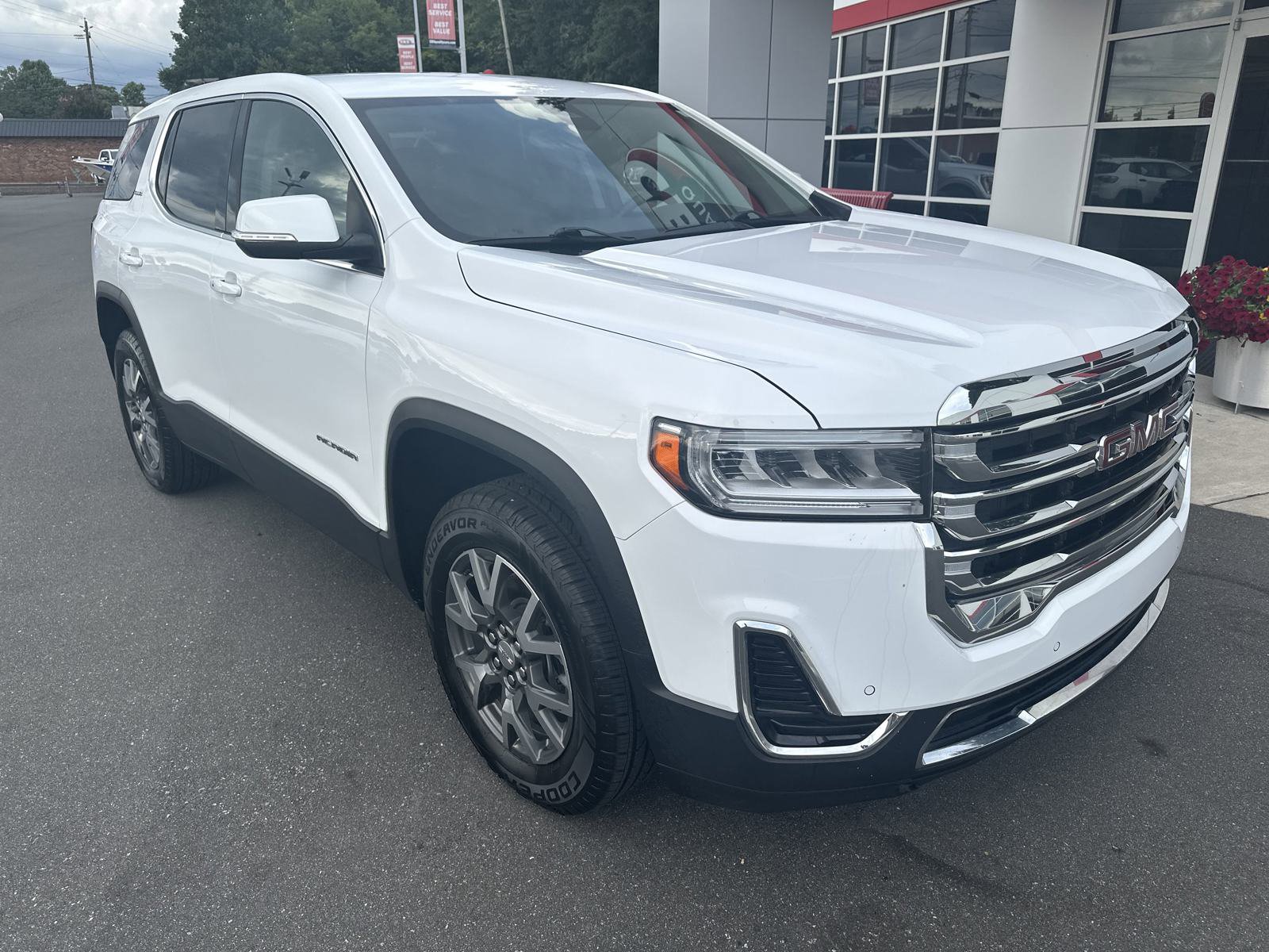 Used 2022 GMC Acadia SLE image 2