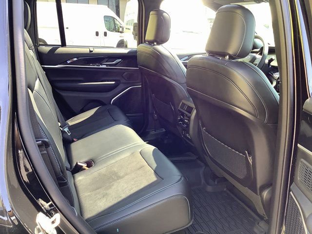 New 2023 Jeep Grand Cherokee Trailhawk w/ Luxury Tech Group III AWD/4WD image 36