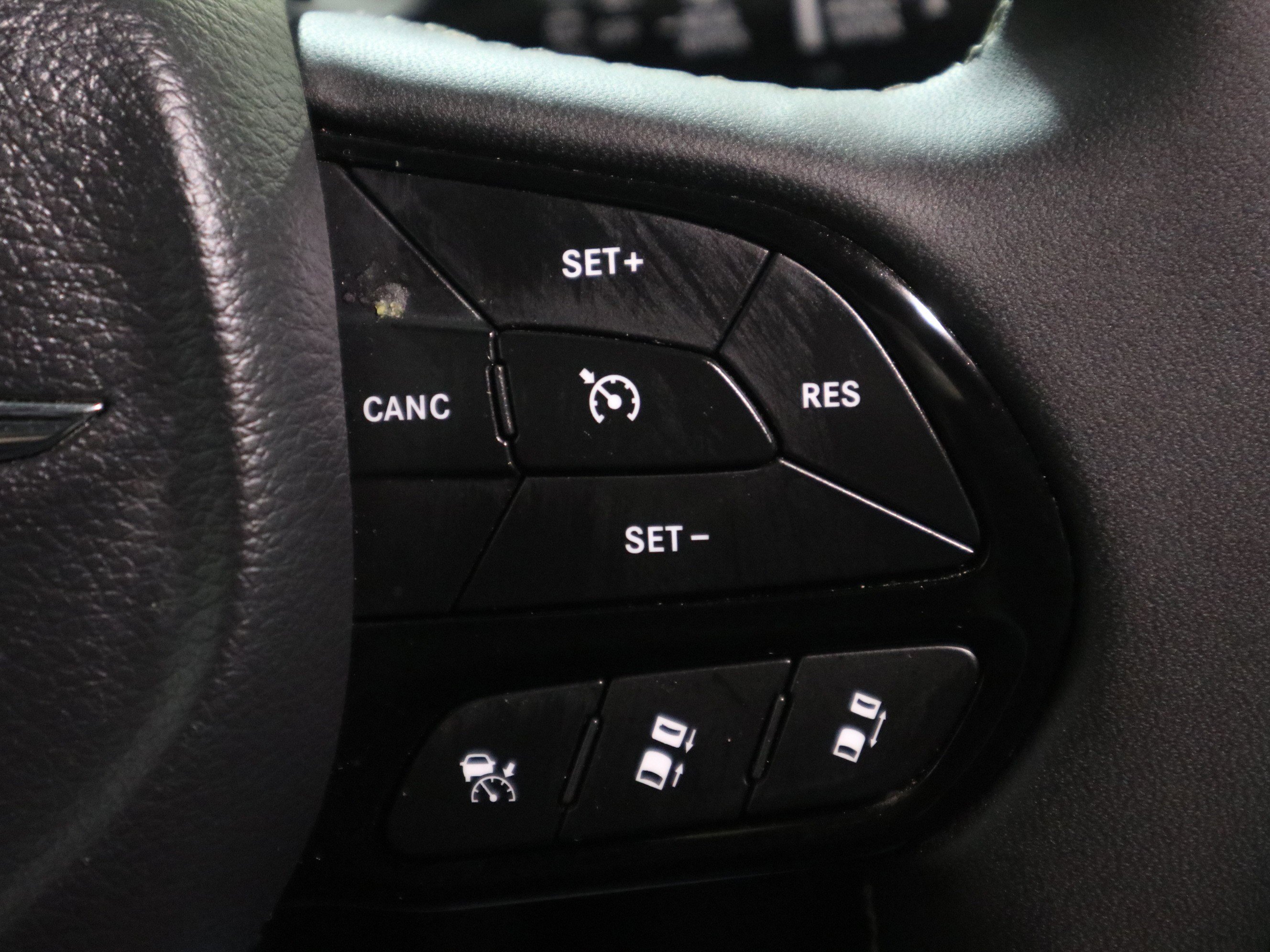 Used 2025 Chrysler Pacifica Limited image 30