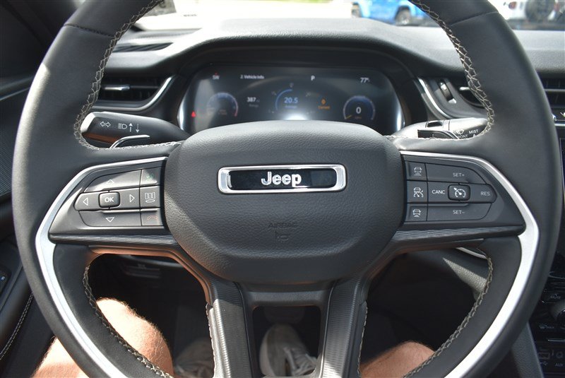 Used 2023 Jeep Grand Cherokee Altitude AWD/4WD image 13