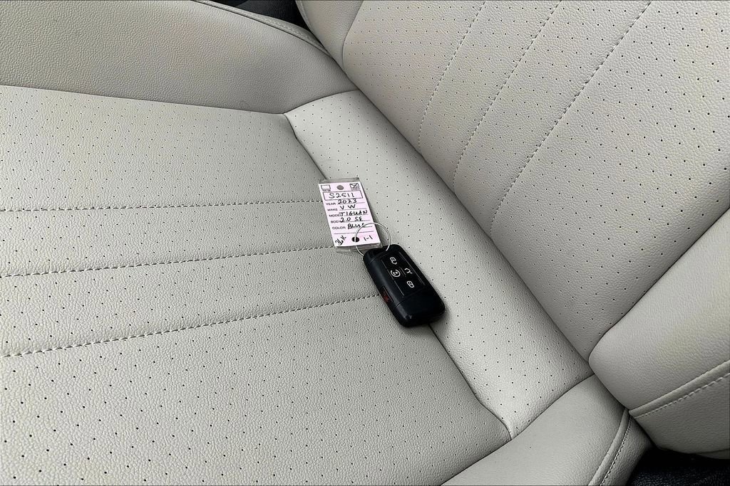 Used 2023 Volkswagen Tiguan SE w/ Panoramic Sunroof Package image 10