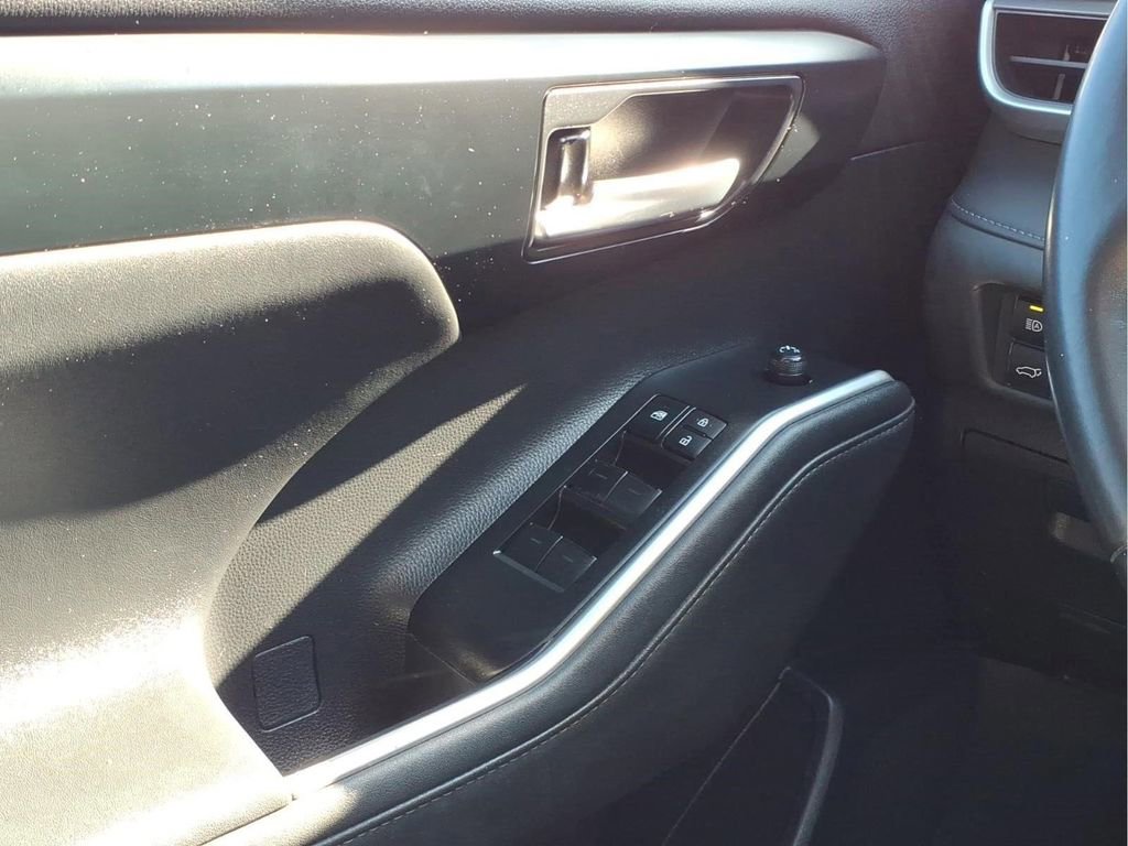 Used 2021 Toyota Highlander XLE AWD/4WD image 10