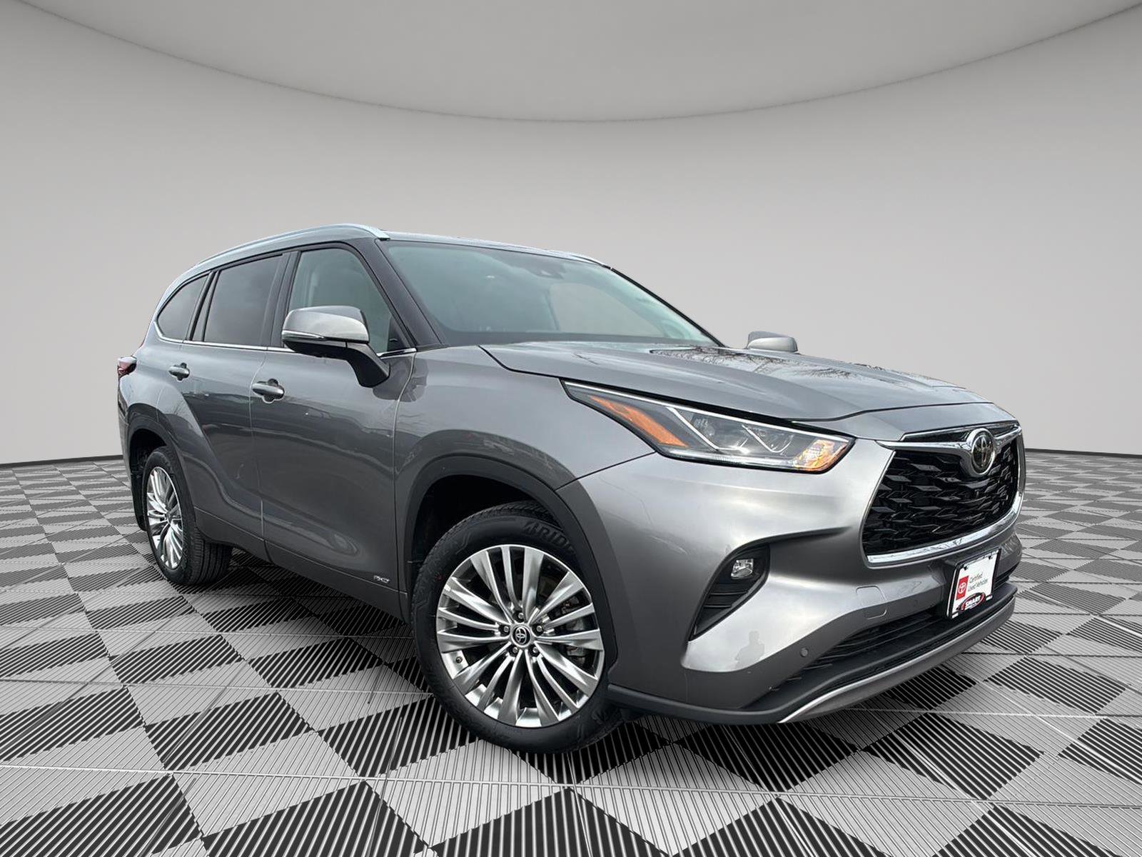 Used 2025 Toyota Highlander Platinum image 1
