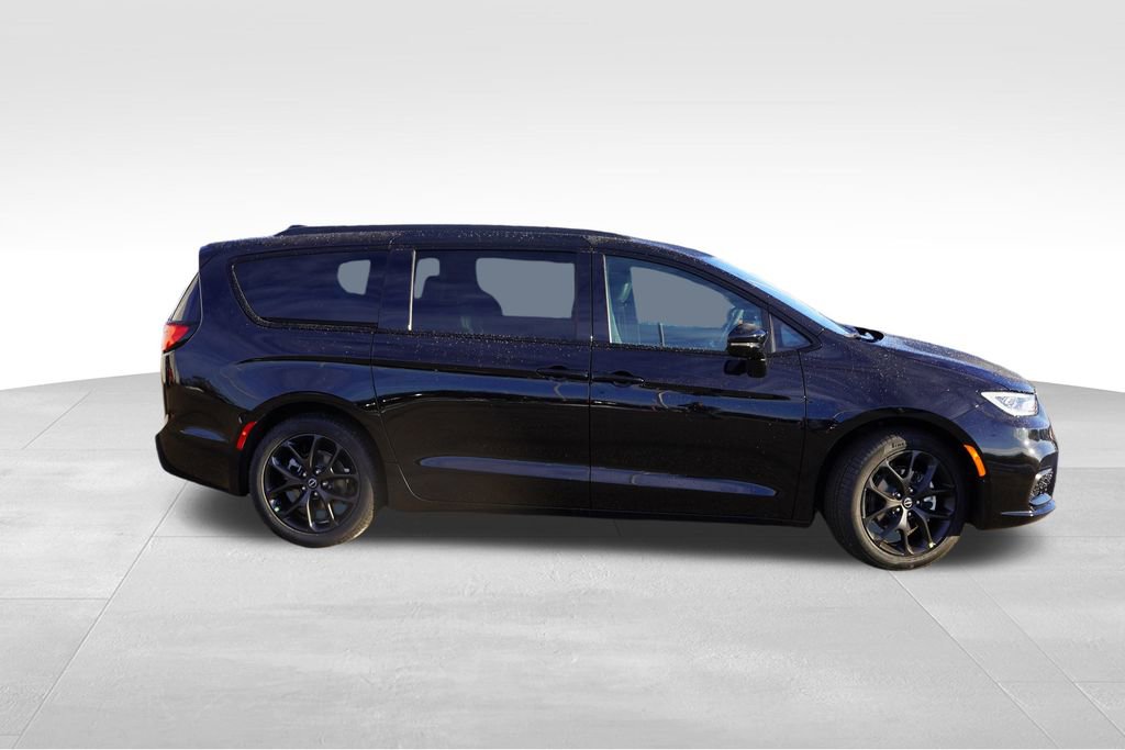 New 2026 Chrysler Pacifica Select w/ S Appearance Package image 2