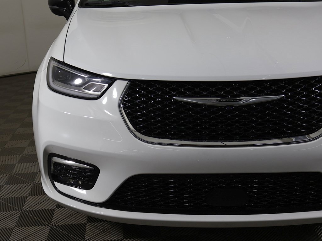 Used 2024 Chrysler Pacifica Touring-L image 14