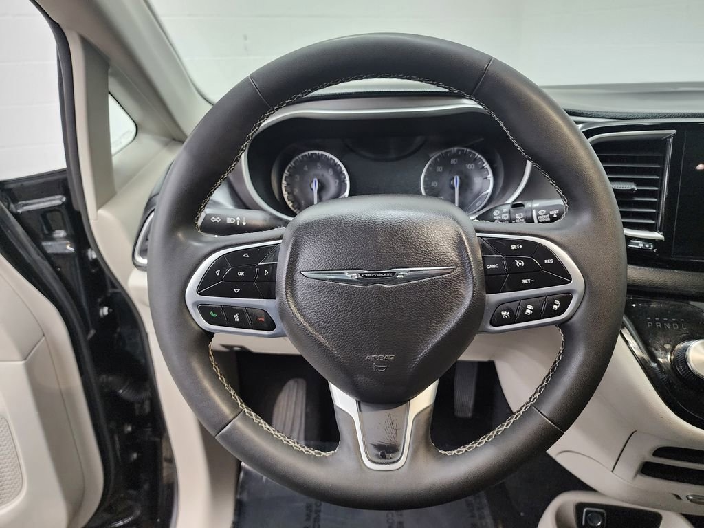 Used 2024 Chrysler Pacifica Touring-L image 14