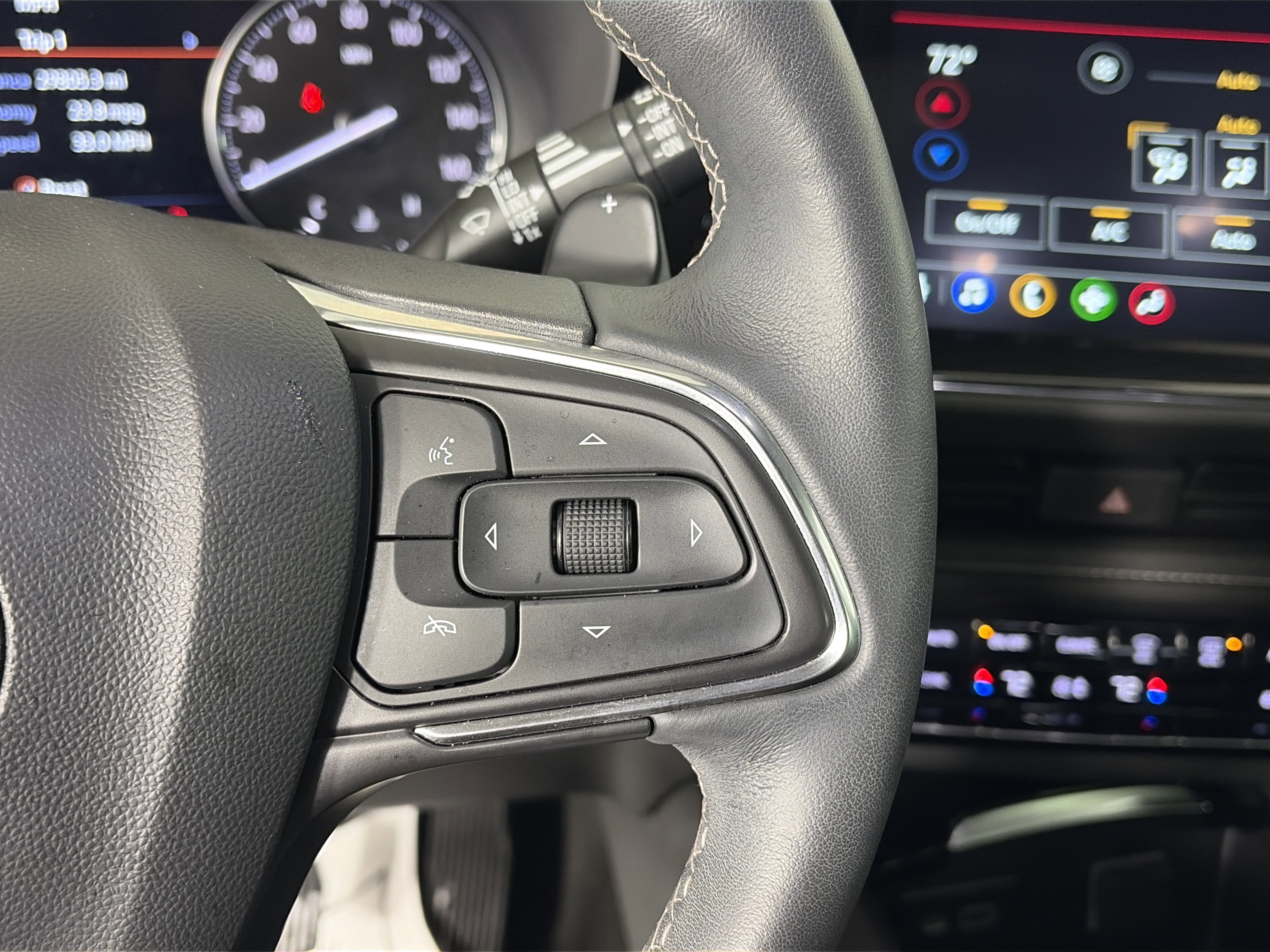 Used 2023 Buick Envision Essence image 29