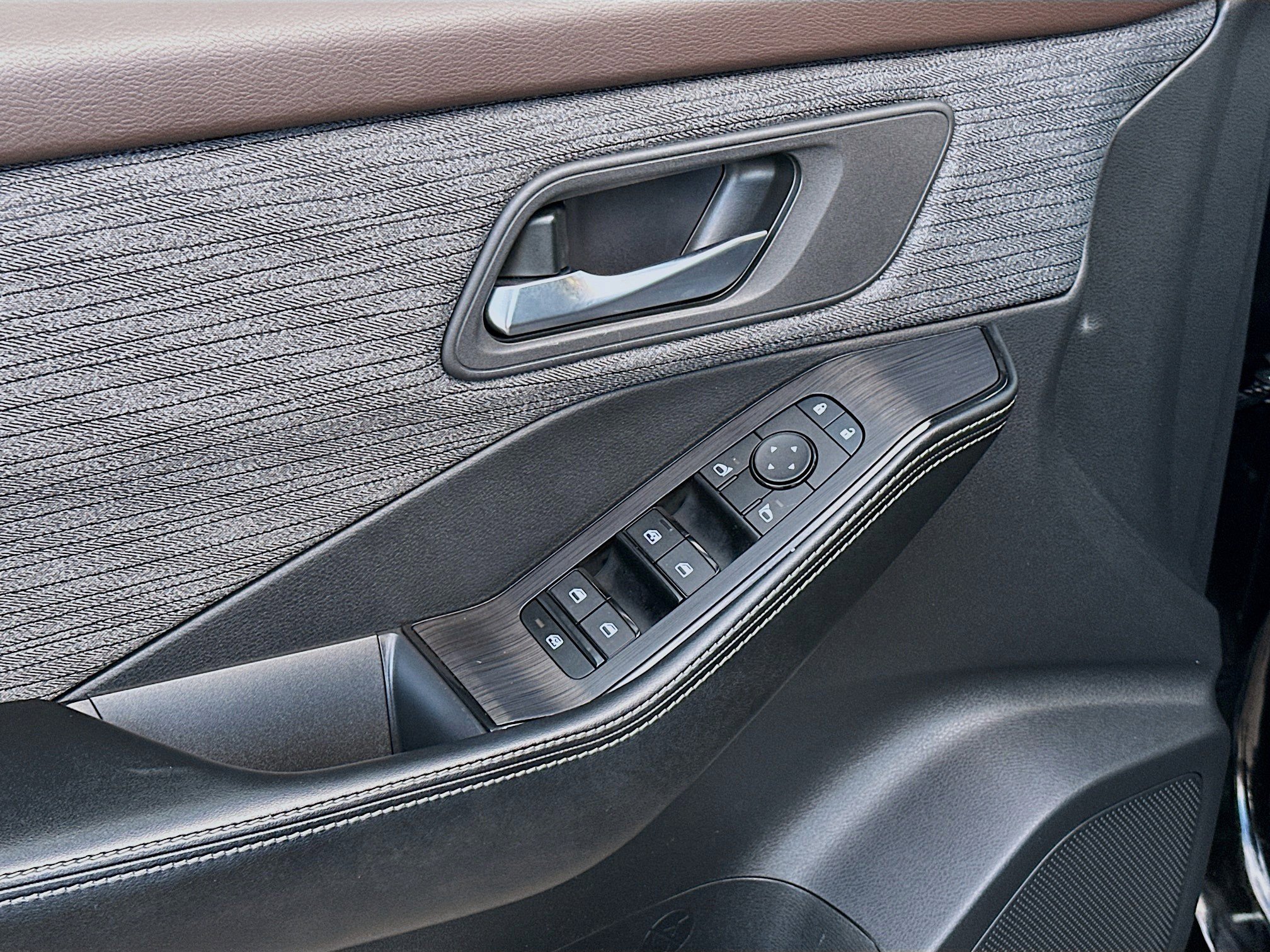 Used 2023 Nissan Rogue SV image 16