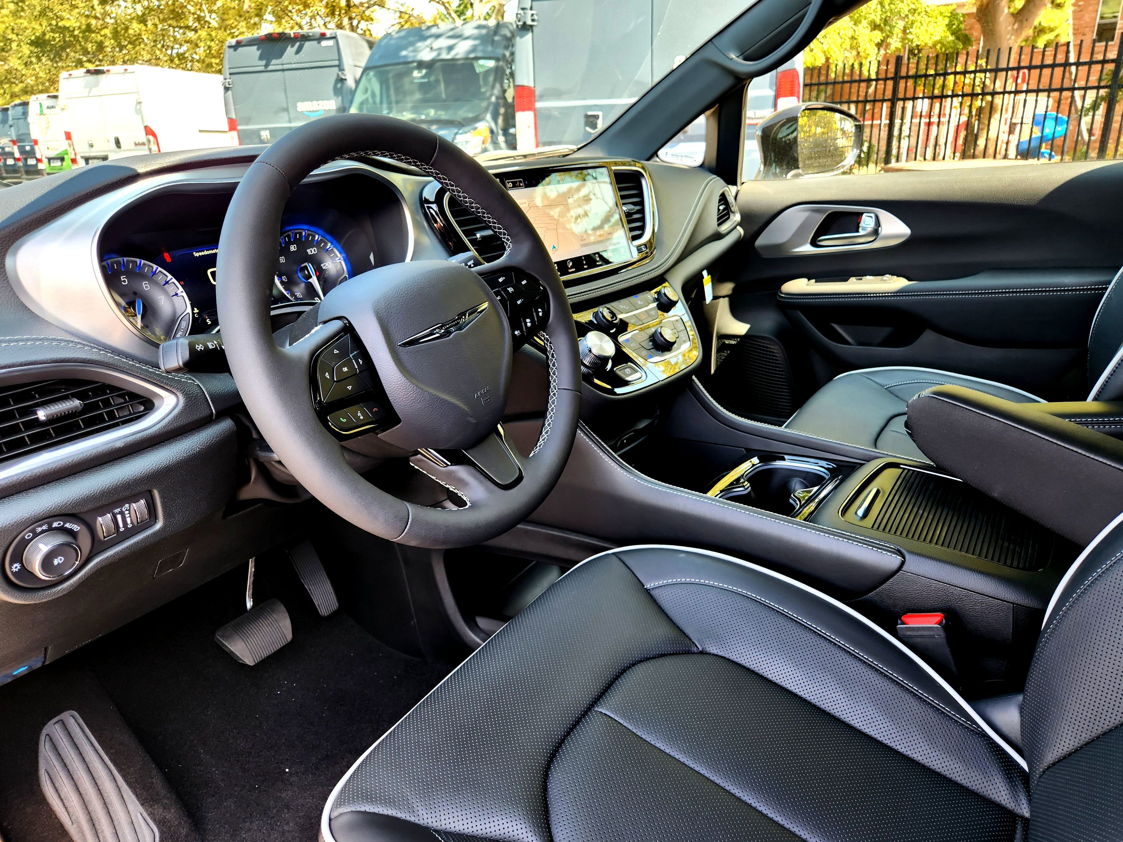 New 2026 Chrysler Pacifica Limited w/ Uconnect Theater Family Group image 21