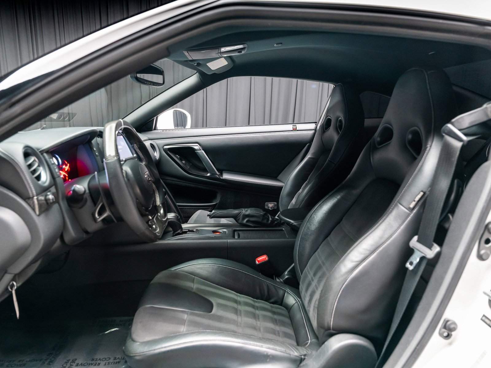 Used 2015 Nissan GT-R Premium image 38