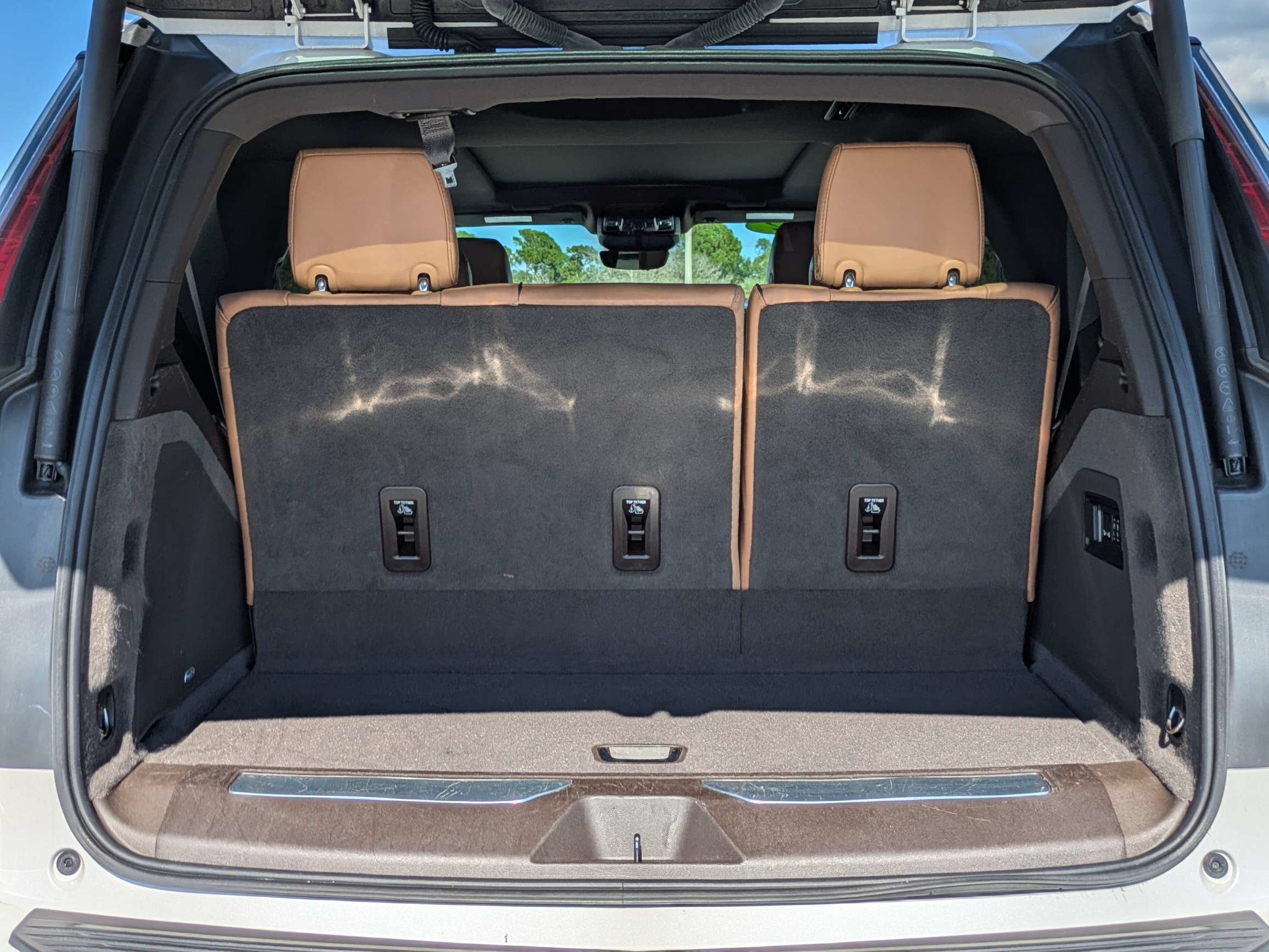 Used 2022 Cadillac Escalade Premium Luxury AWD/4WD image 13