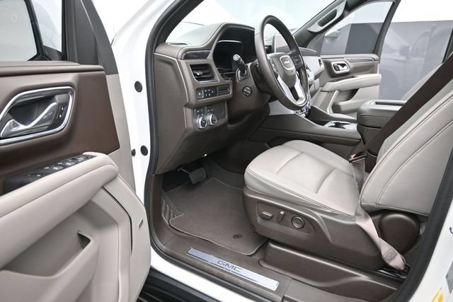 Used 2024 GMC Yukon XL SLT w/ SLT Luxury Package AWD/4WD image 9