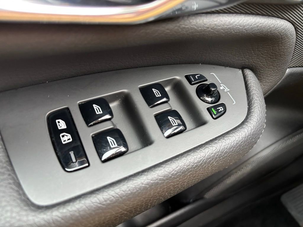 Used 2021 Volvo XC90 T6 Momentum w/ Protection Package Premier image 32