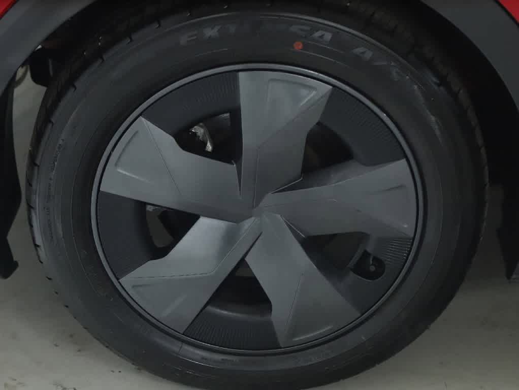 Used 2025 Toyota Prius LE AWD/4WD image 12