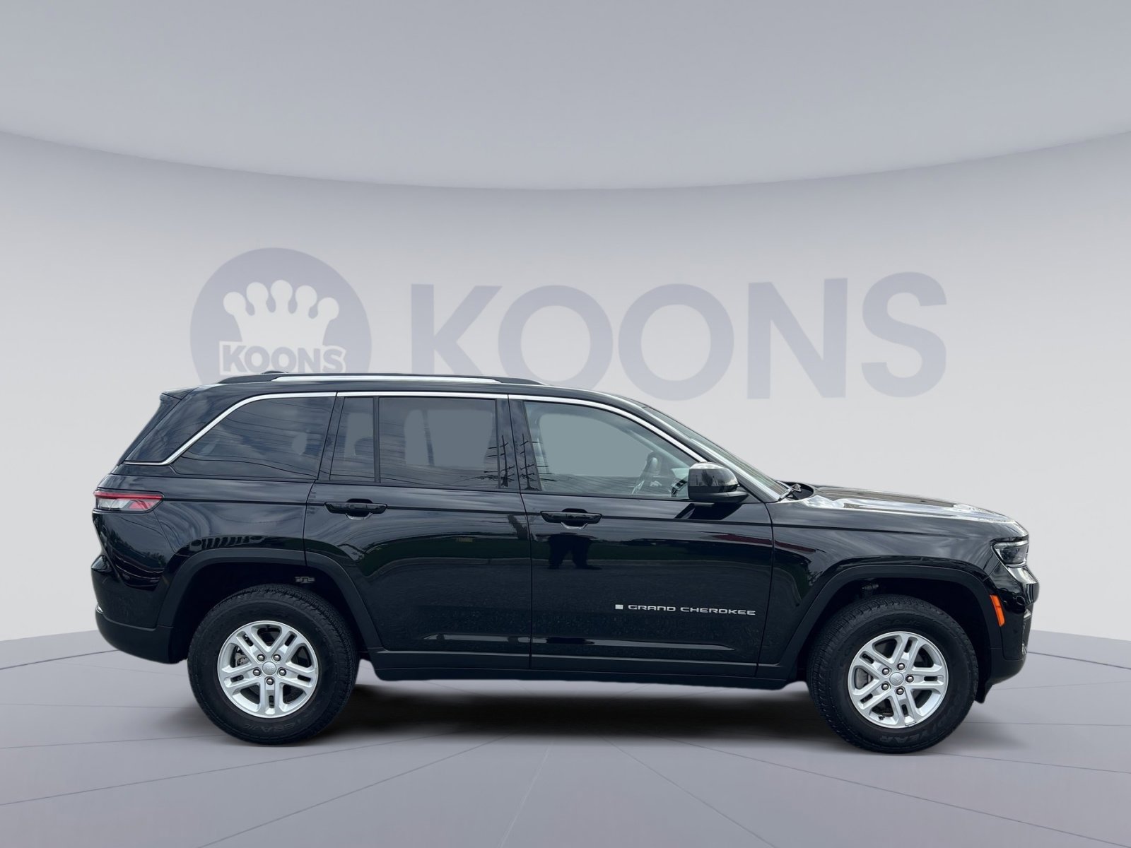 Used 2023 Jeep Grand Cherokee Laredo image 8