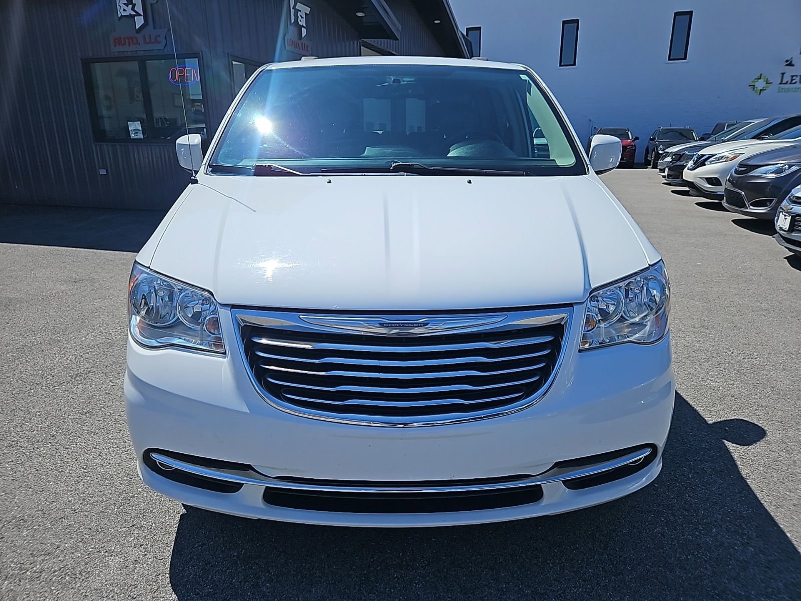 Used 2016 Chrysler Town & Country Touring FWD image 10