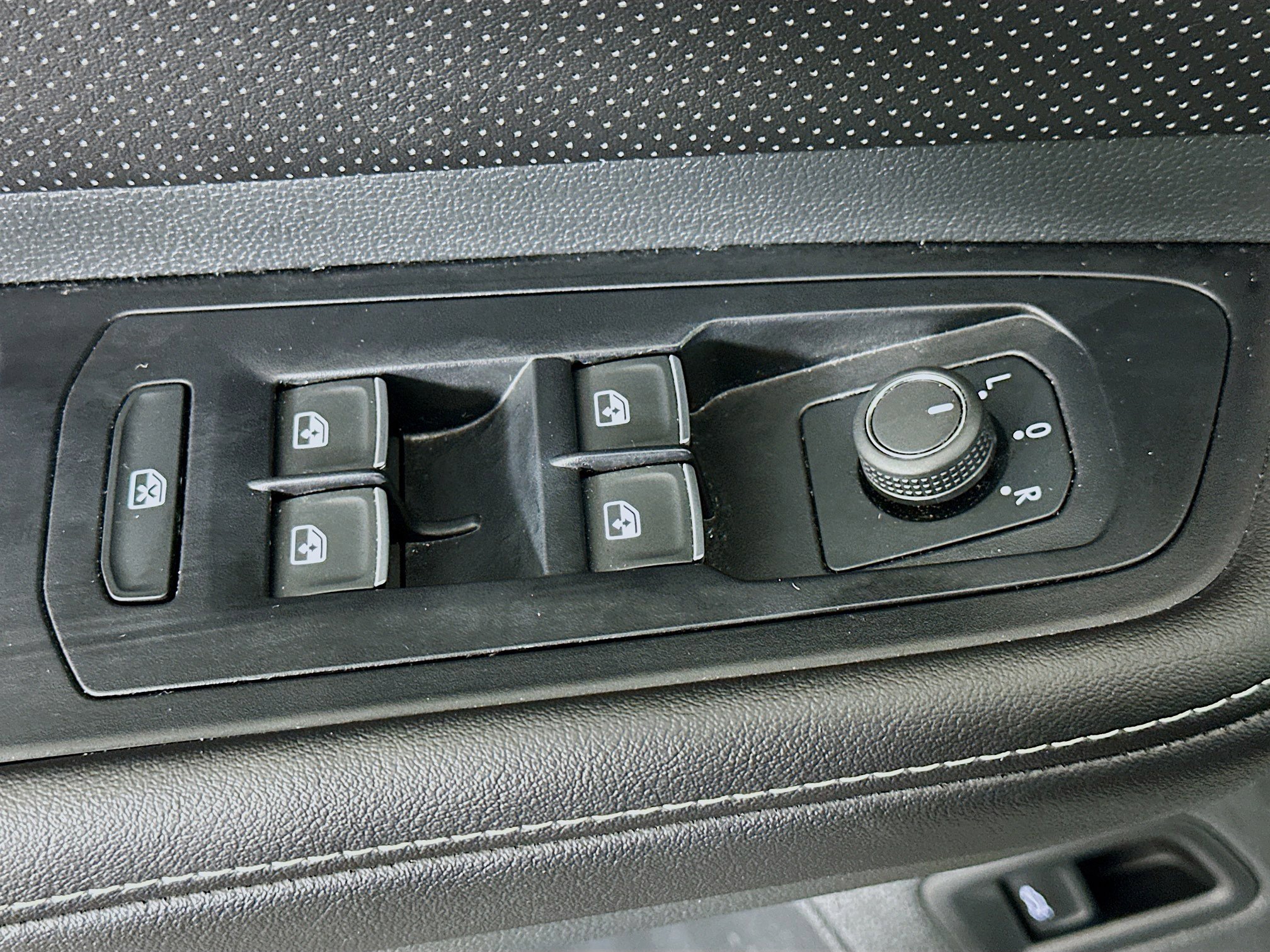 Used 2025 Volkswagen Atlas Cross Sport SE image 15