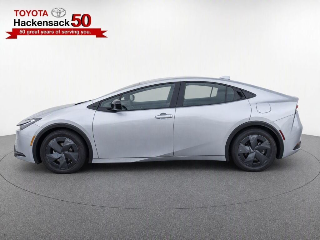 Used 2025 Toyota Prius LE FWD image 6