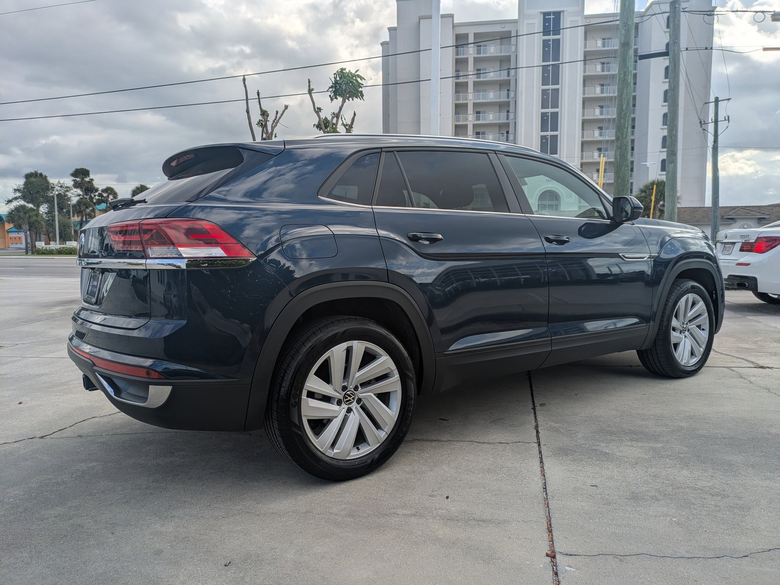 Used 2023 Volkswagen Atlas Cross Sport SE FWD image 4