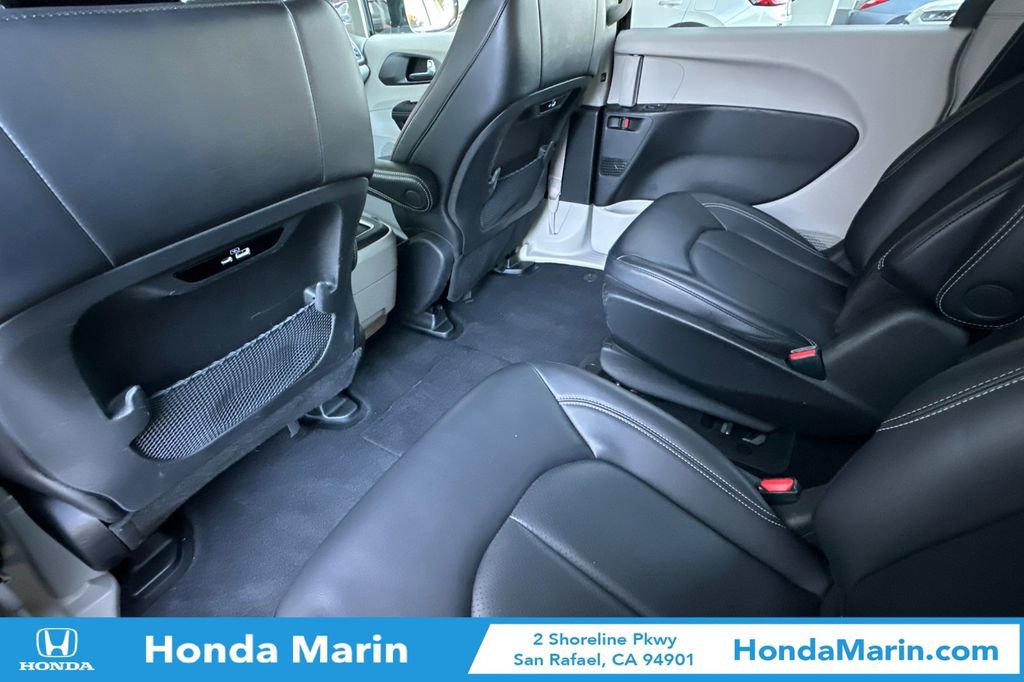 Used 2024 Chrysler Pacifica Select image 16