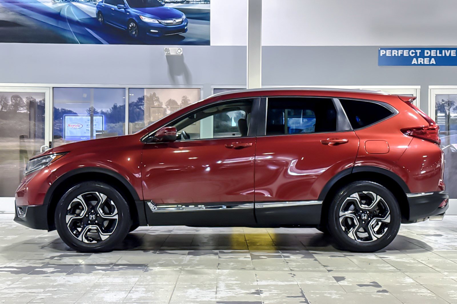 Used 2018 Honda CR-V Touring image 2